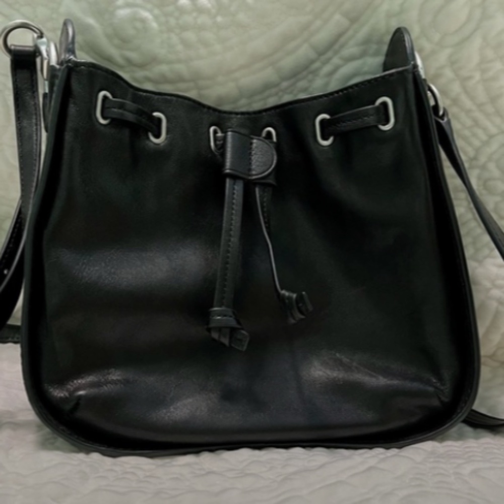 Frye black illana bucket-hobo euc